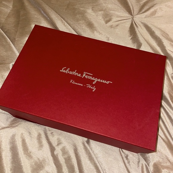 Salvatore Ferragamo Rilly patent bow pump size 6 - Picture 3 of 7